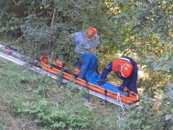 Die verletzte Person wurde auf der Schleifkorbtrage platziert