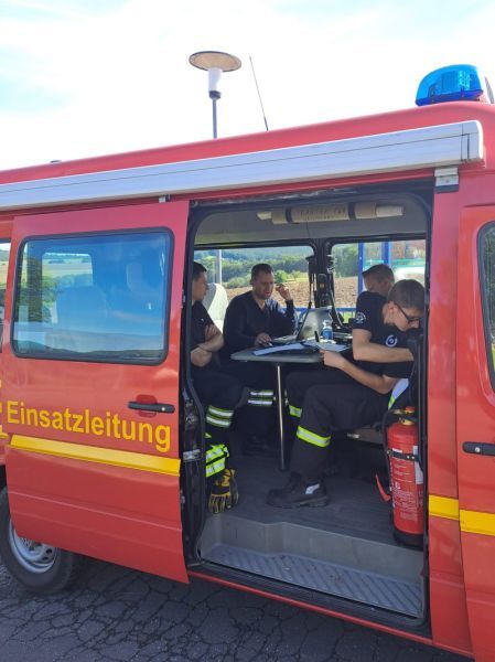 Das Team des ELW im Einsatz bei der Abarbeitung ihrer Aufgaben