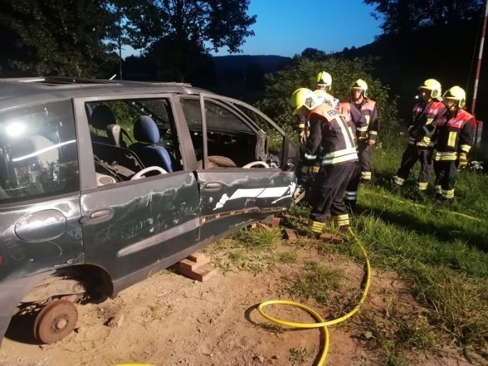 Mit dem Spreizer wurden beide Türen des Fahrzeugs geöffnet